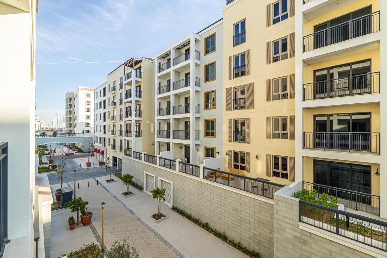 With Partial Sea View In La